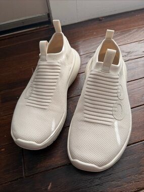 OOFOS Men’s Zen Sneaker Cream NWOT